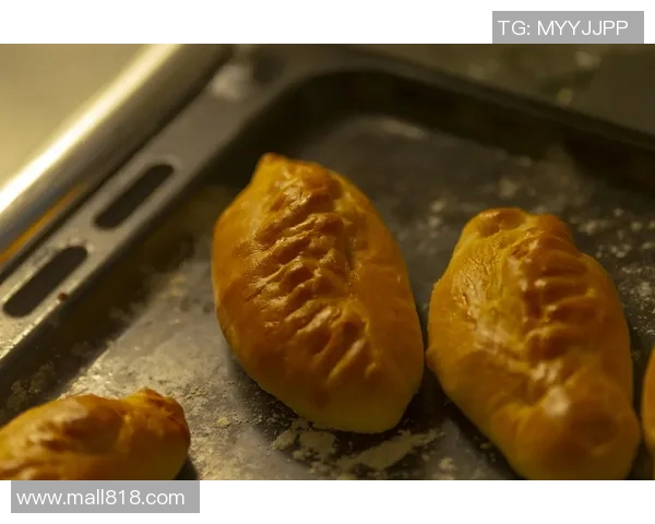 蛋糕与面包的美味碰撞：探索不同风味与制作技巧的完美融合